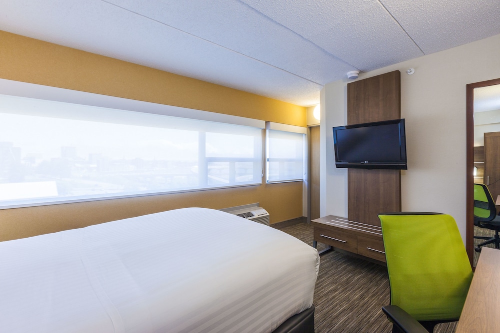 Holiday Inn Express Saint John Harbour Side Hotel 24/69