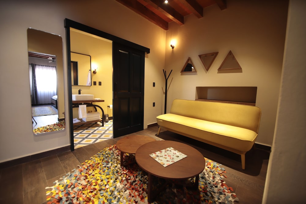 Antigua Trece Hotel Fusion 4/50