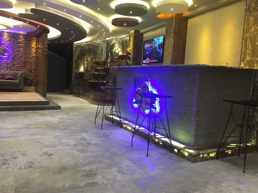 Corner Park Suites 5/50