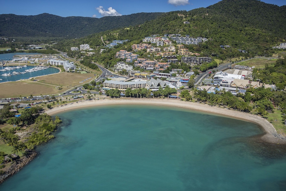 AIRLIE BEACH HOTEL 67/70
