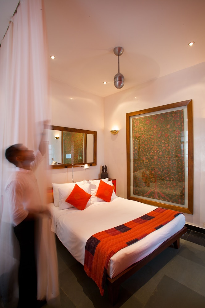 DELUXE, DOUBLE OR TWIN BED