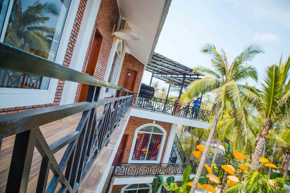 The Coconut House 4/50
