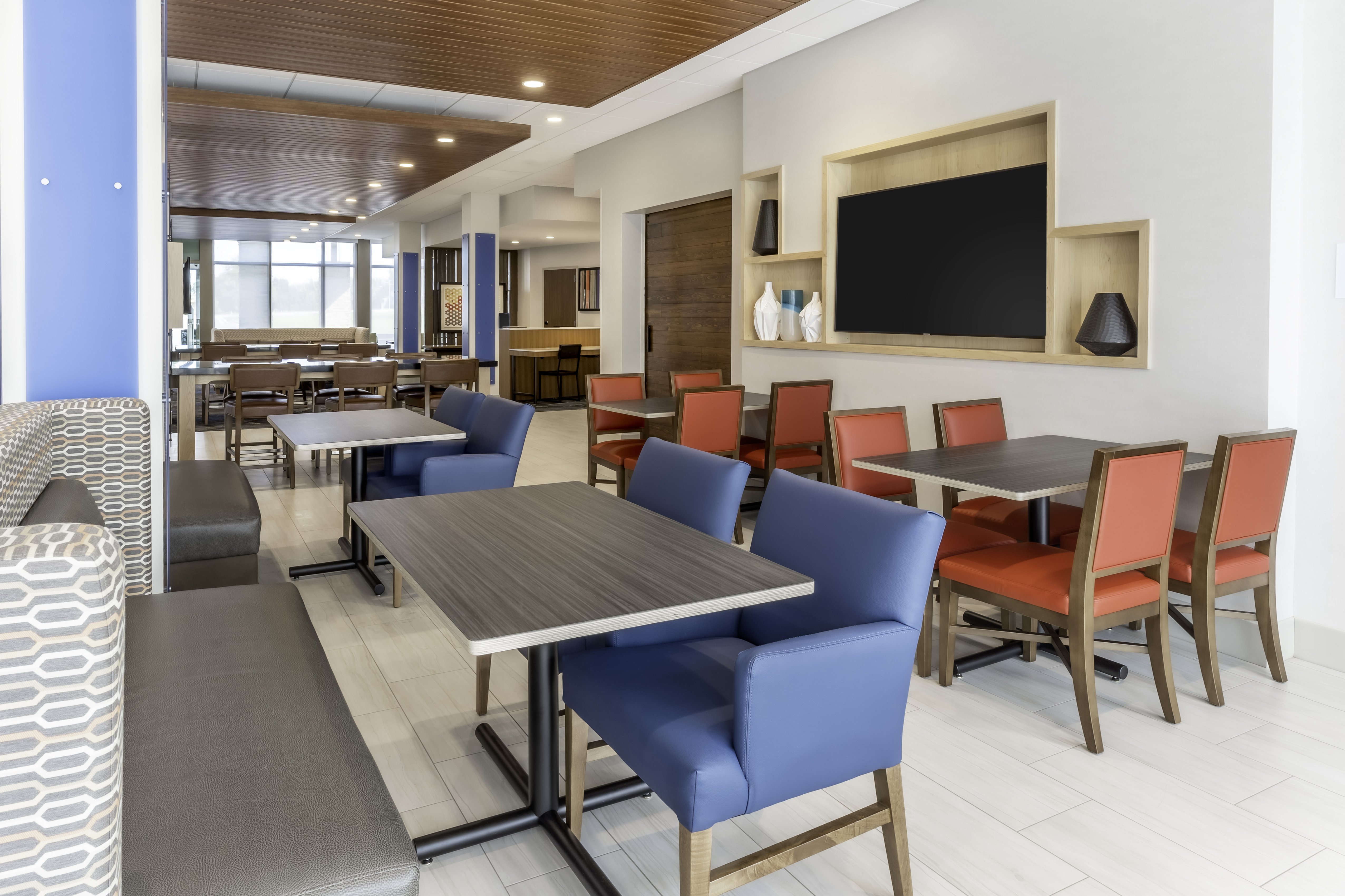 Holiday Inn Express & Suites Milwaukee - West Allis 54/61