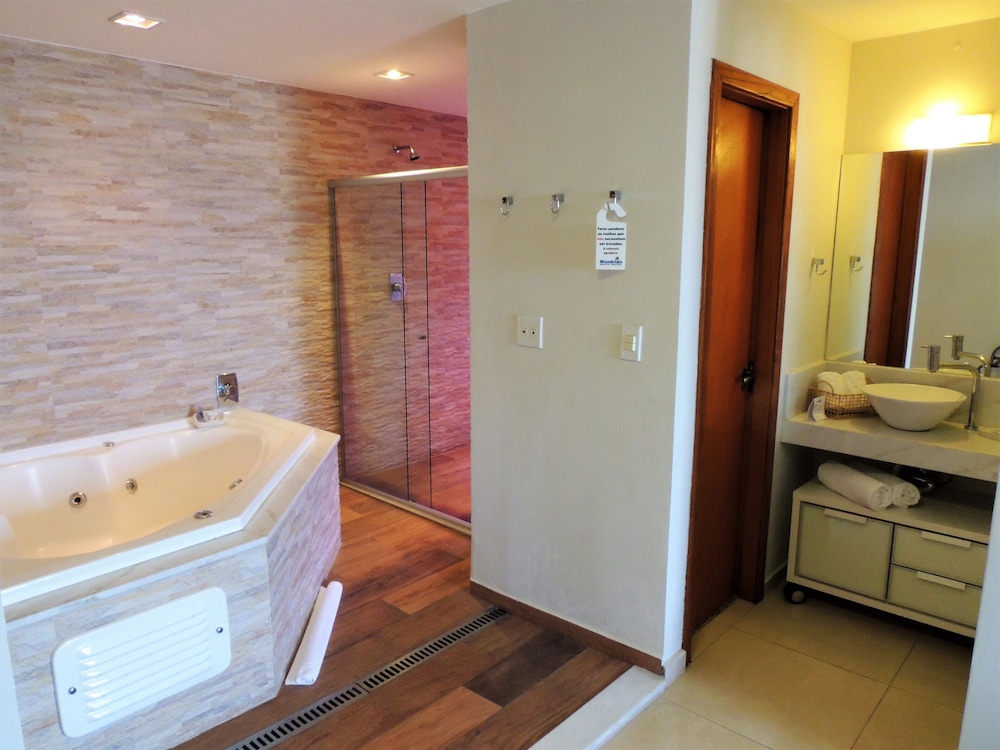 Mondrian Suite Hotel 79/82