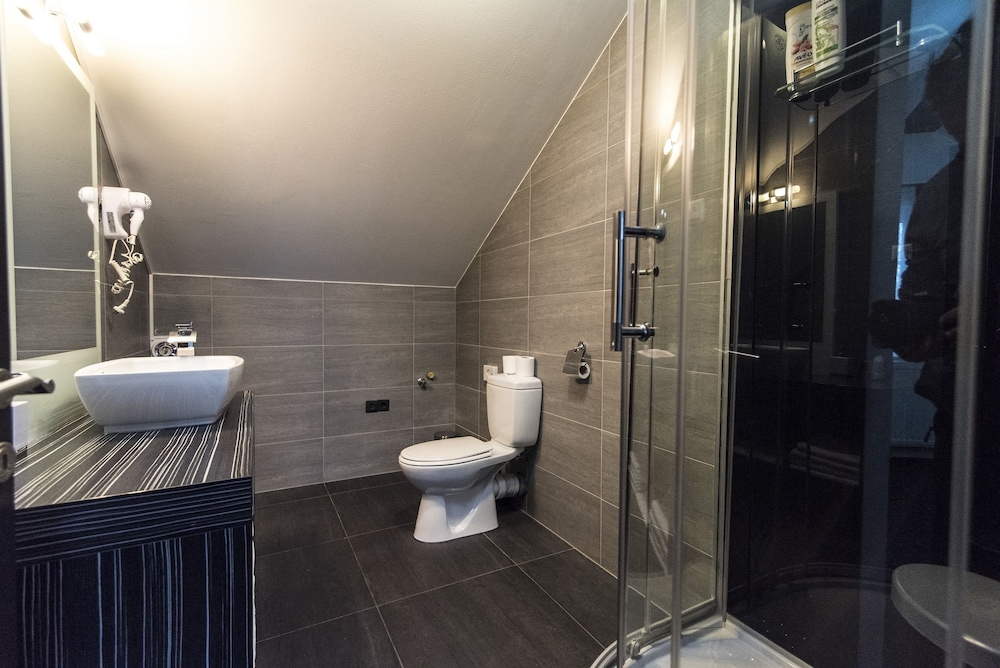 COOL ROOMS ZAGREB AIRPORT 58/62