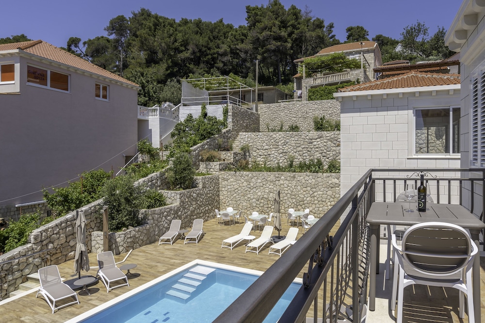 Boutique Pine Tree apartments 45/50