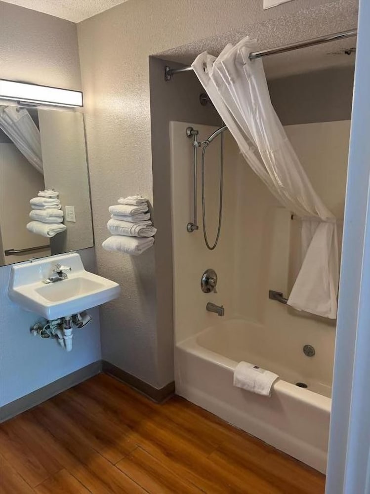 Motel6 Warren, MI - Detroit East 54/54