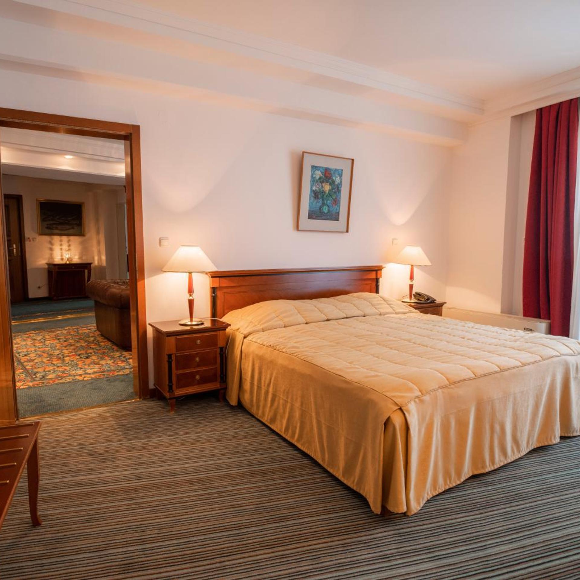 Resident, Suite, Lake View, Balcony