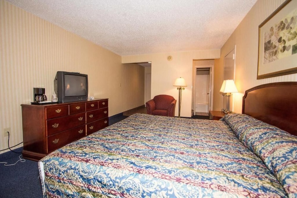 Red Roof Inn & Suites Newport News 9/48