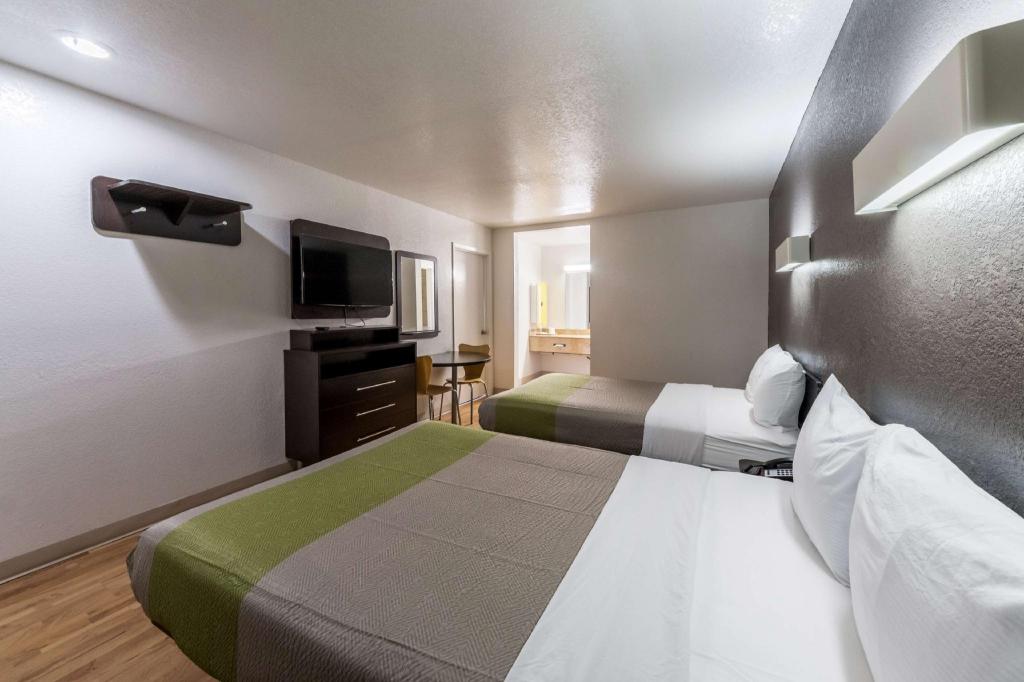 2 Full Beds Non-Smoking, Kitchen