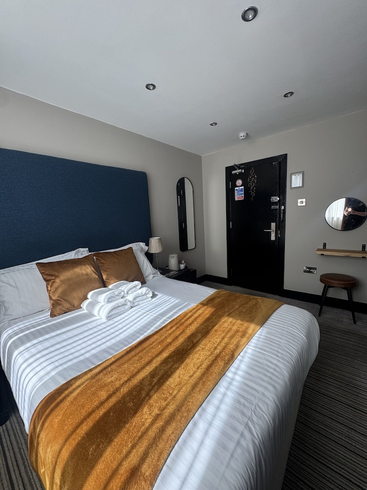 Peaky Blinders Accommodation & Bar 17/50