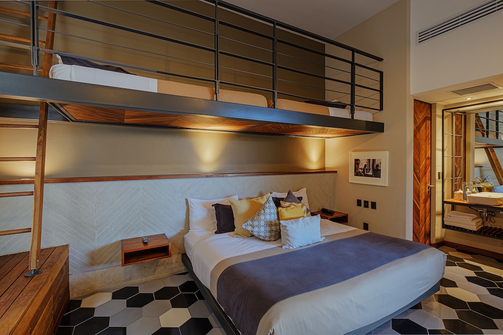 INTERIOR, SUITE, HOT TUB