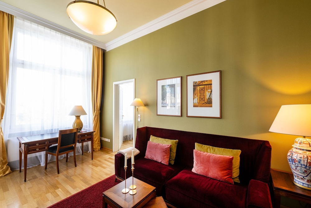 Louisas Place Hotel 92/108