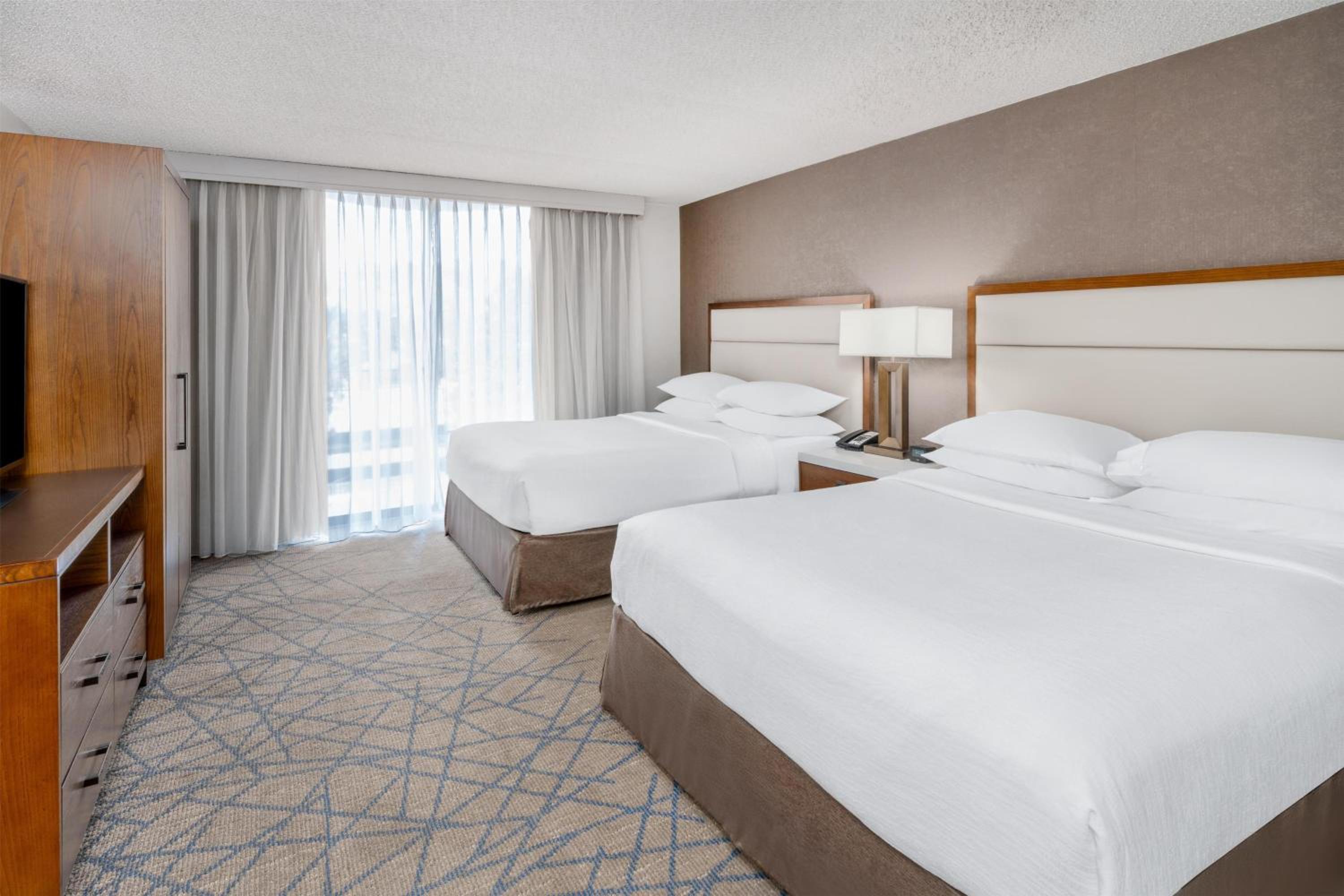 2 Rooms, Suite, 2 Queen Beds, Mountain View, Sofa