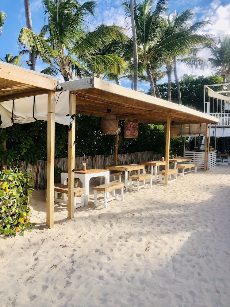 Tropicana Suites Deluxe Beach Club & Pool 9/50