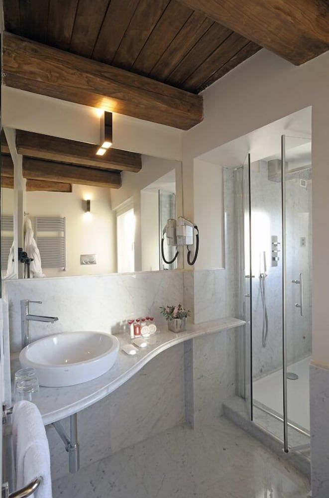 Trevi Palace Luxury Inn 52/54