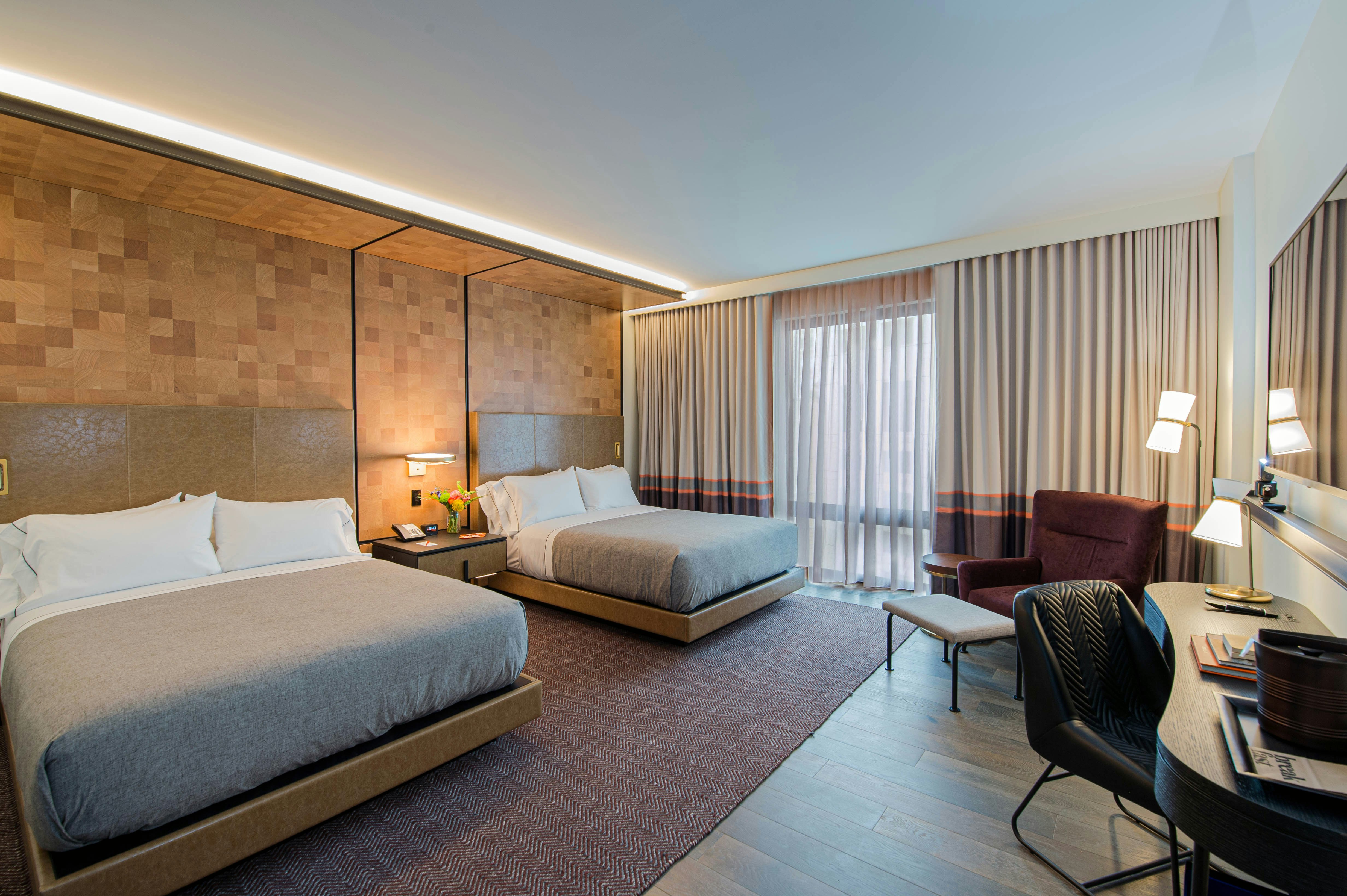 DELUXE, 2 QUEEN BEDS