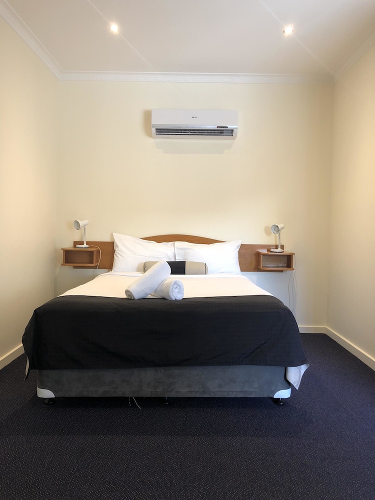 Lakeside Motel Waterfront 26/80