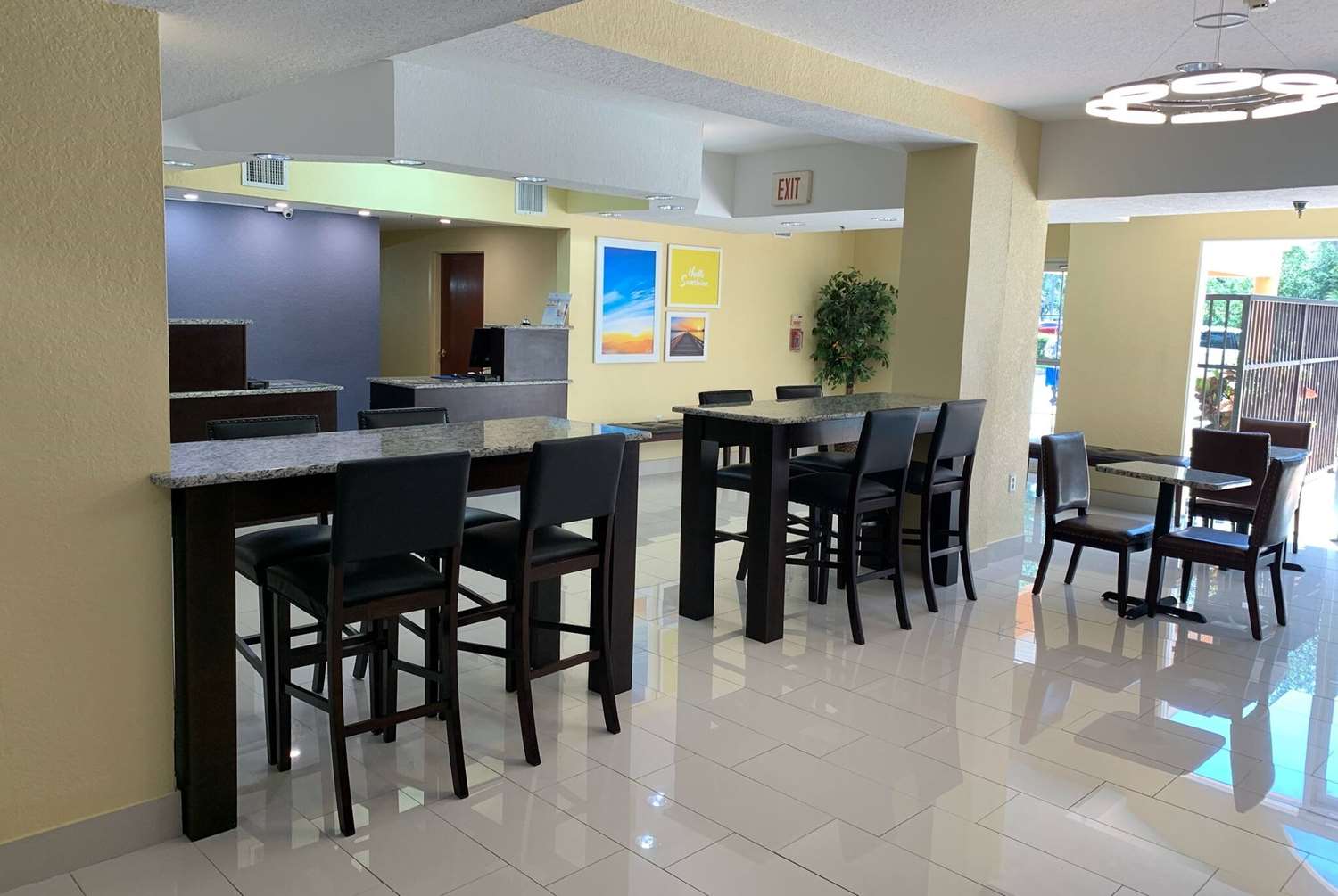 Days Inn And Suites By Wyndham Tampa Raymond James Stadium 37/51