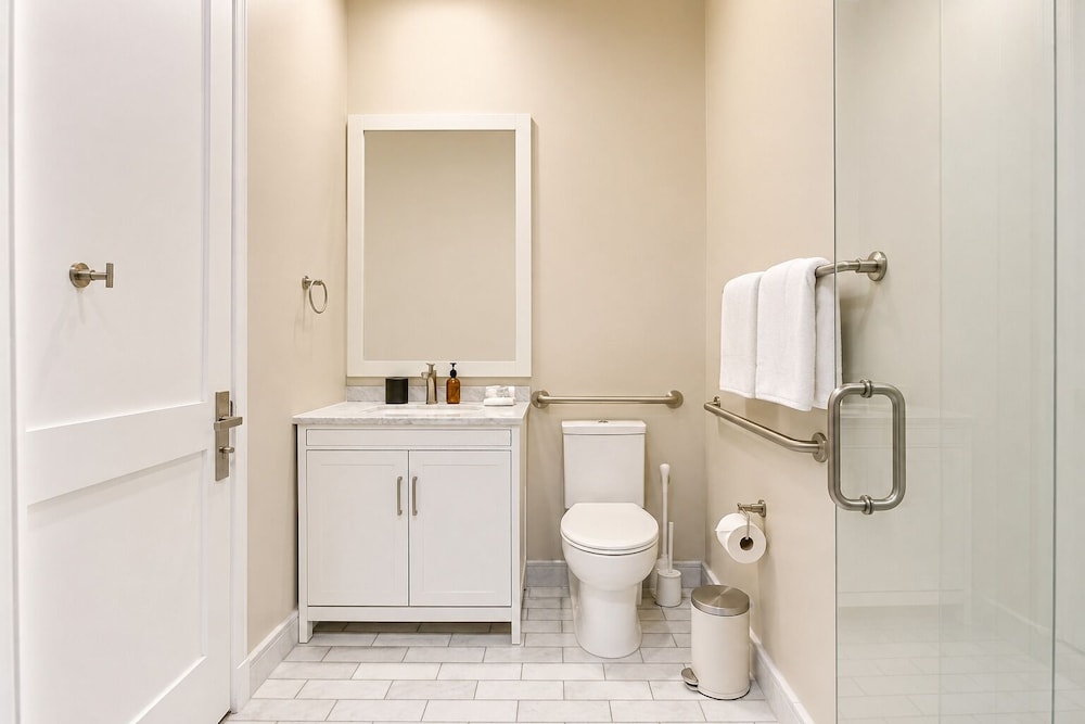 2 Bedrooms, 2 Queen Beds, 2 Bathrooms, Sofa، Factors Row by Sextant 9/10
