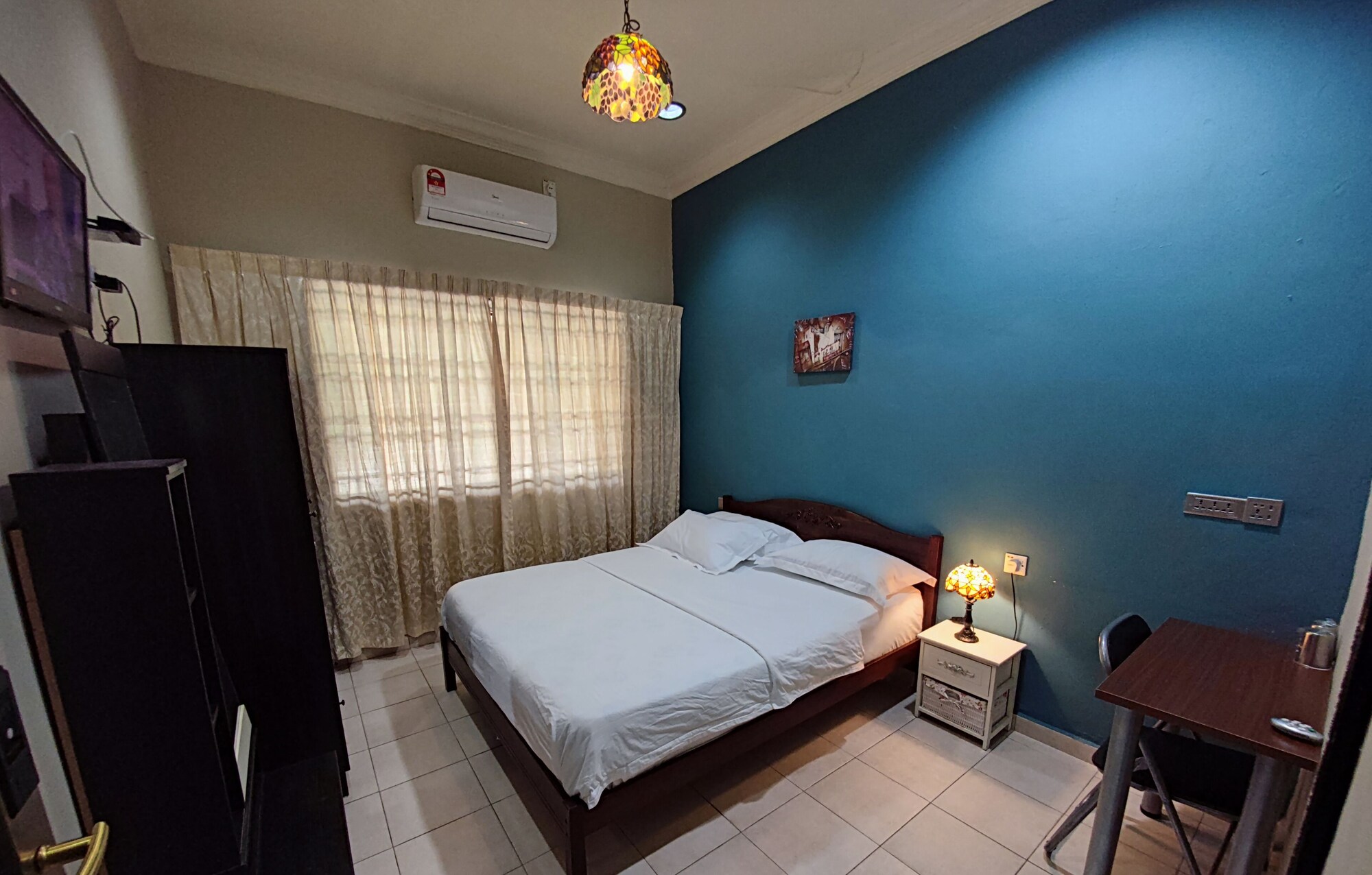 Basic, Queen Bed