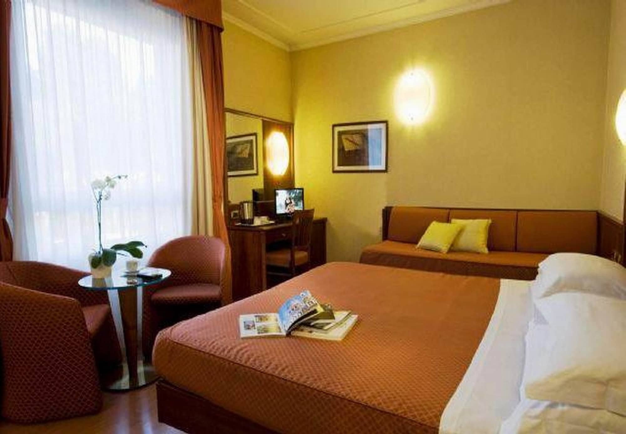 ROOM, SINGLE