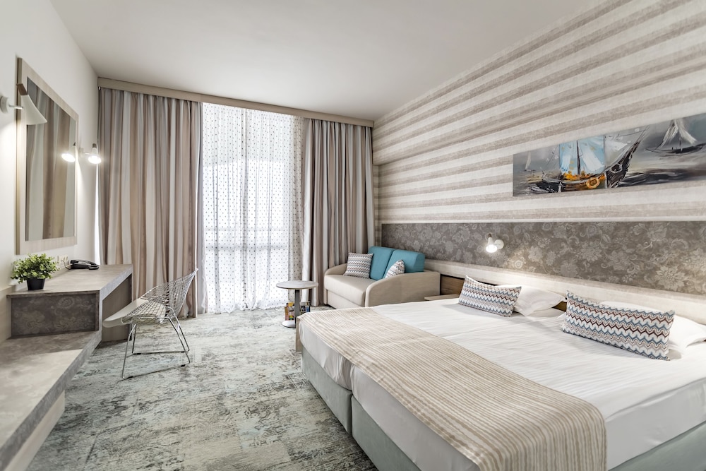 Deluxe, Double or Twin Bed, Sea View