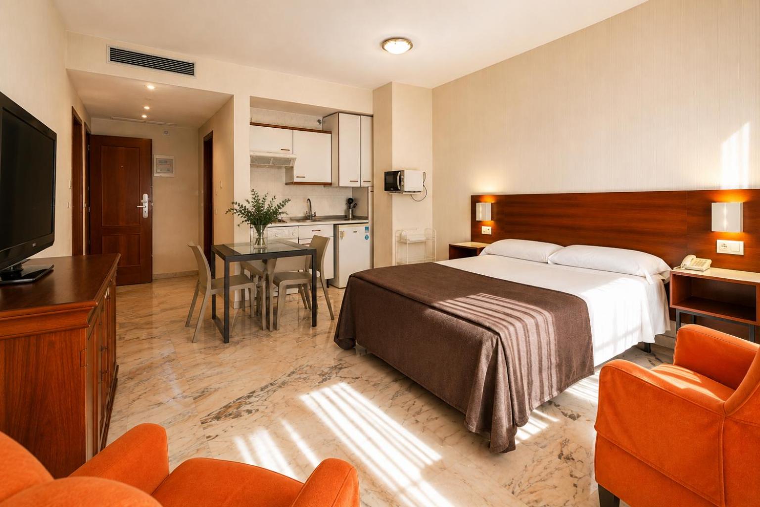 Studio, Double Bed