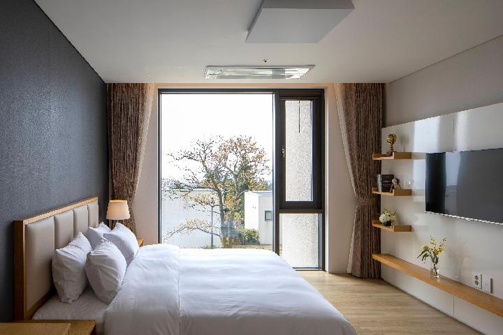 Ocean, 1 King and 2 Queen Beds, Terrace