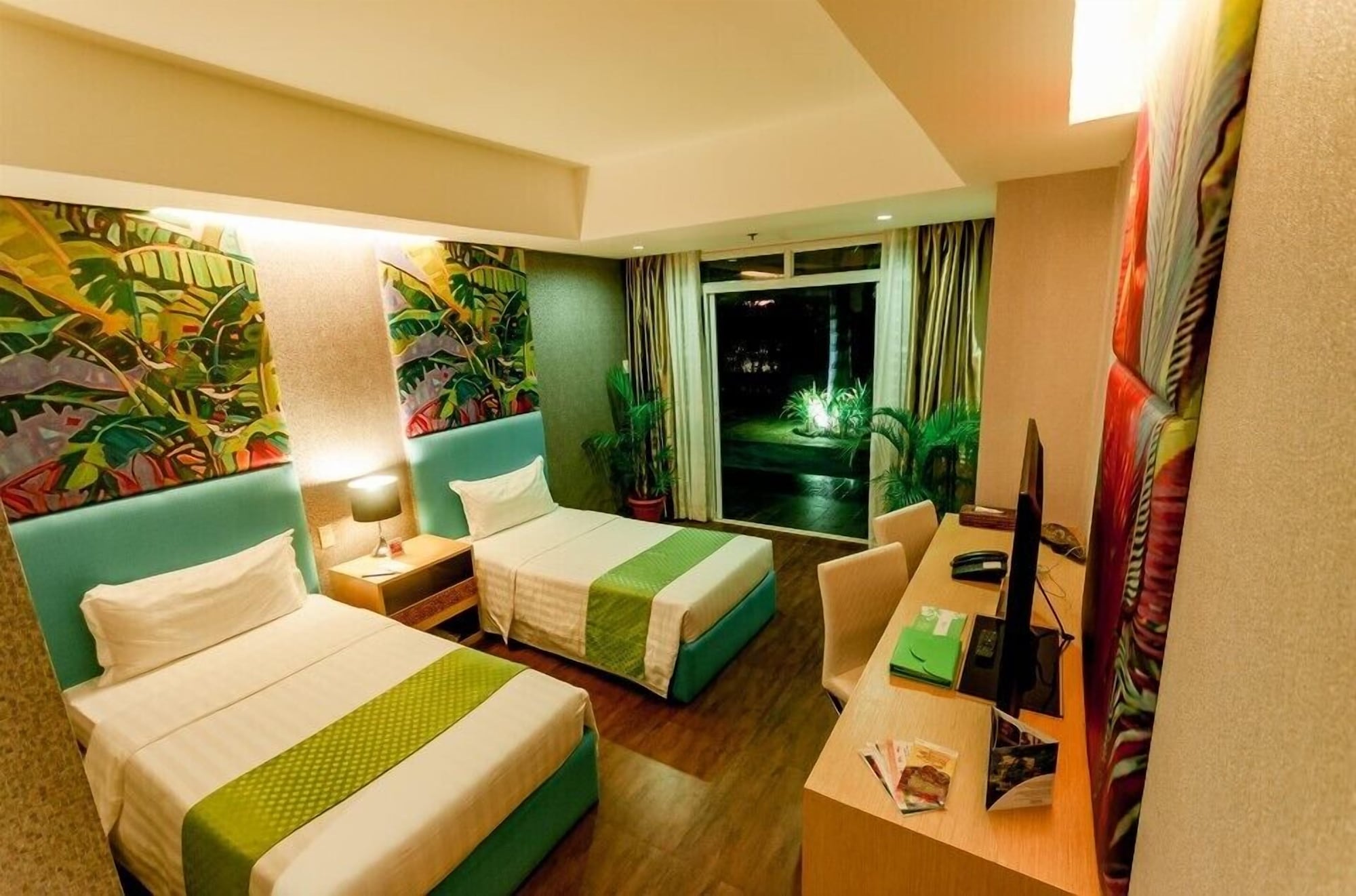Deluxe, Triple, 1 Queen and 1 Single Bed, Garden View