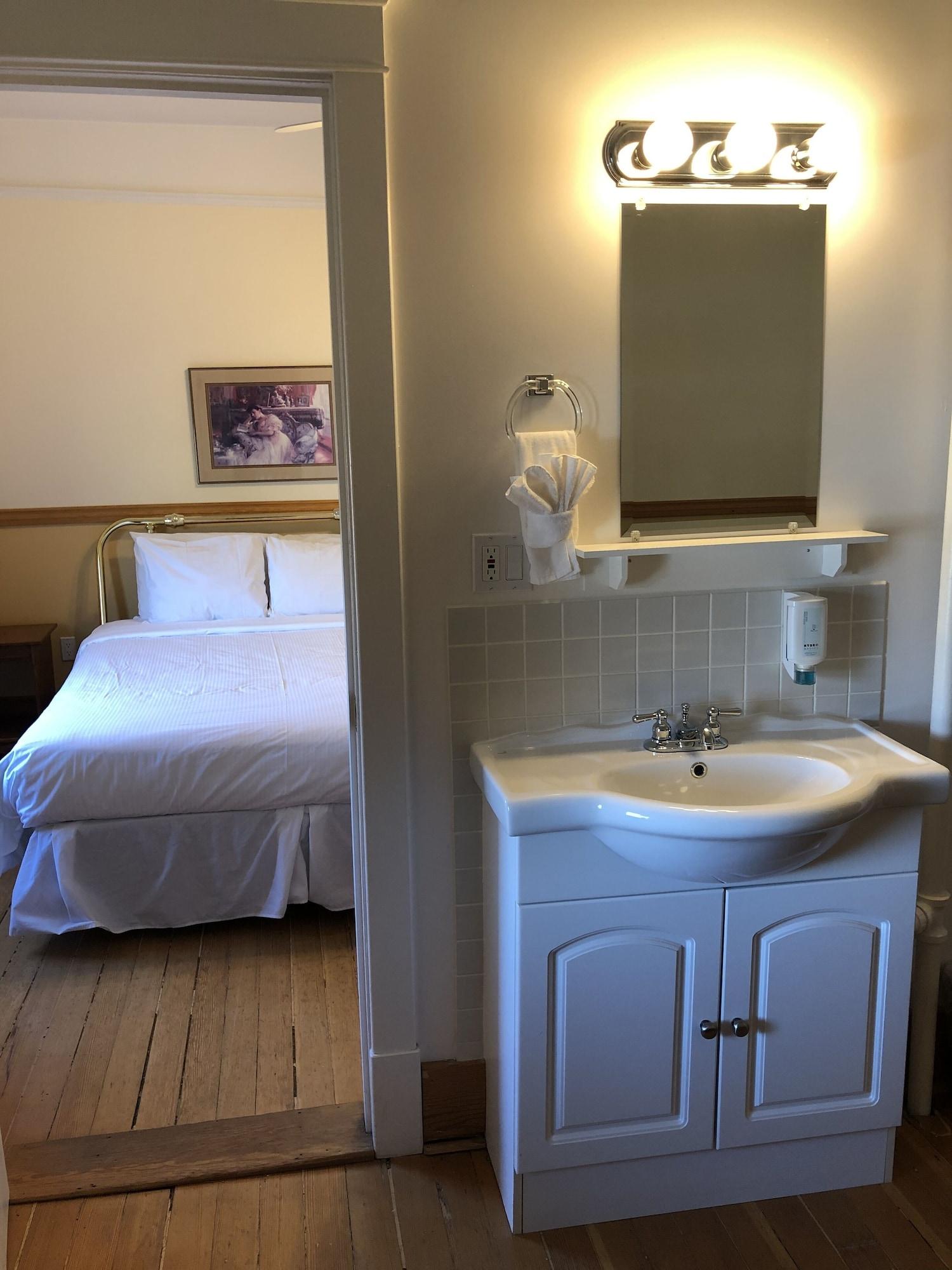 Royal Hotel 18/50