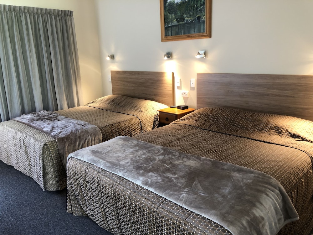 MANAPOURI LAKEVIEW MOTOR INN 19/69