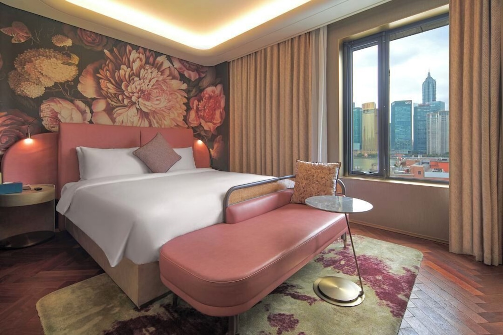 DELUXE, QUEEN BED, CITY VIEW