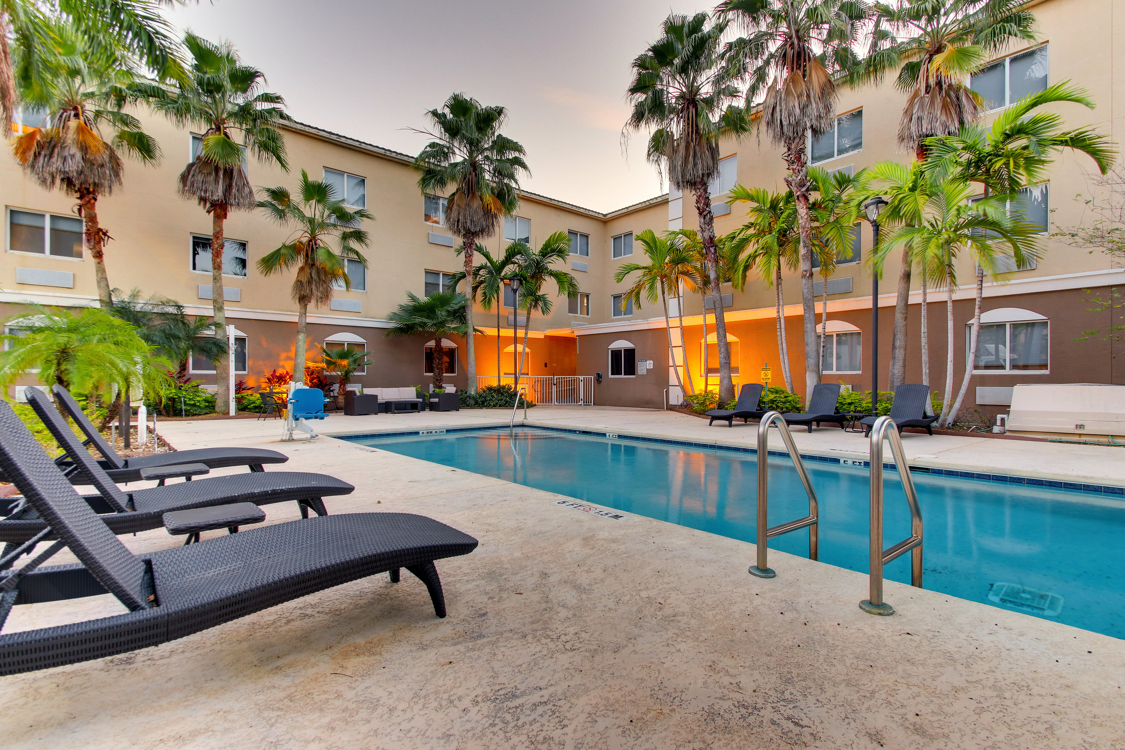 Holiday Inn Express West Palm Beach Metrocentre 71/74