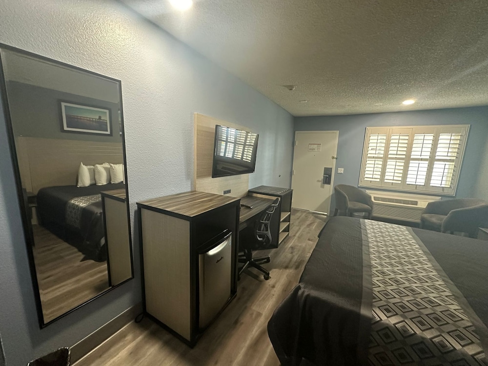 Orange Tustin Inn 44/62