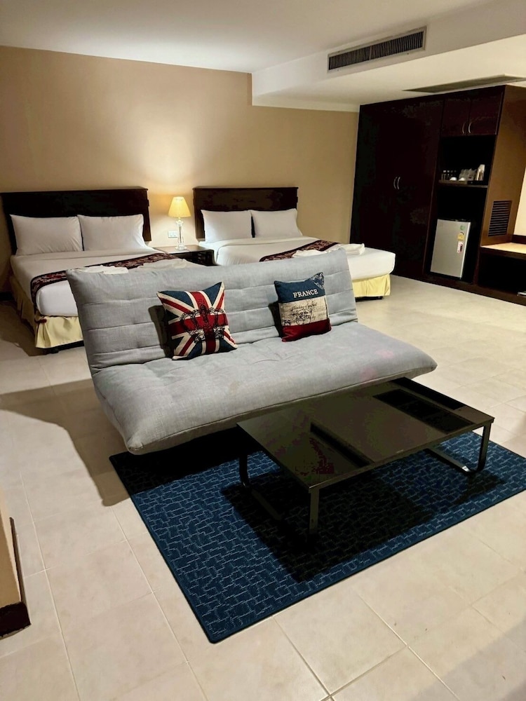 CROWN PATTAYA BEACH HOTEL 50/58