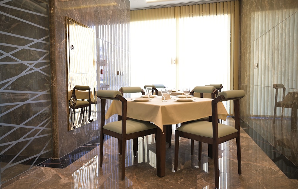 Garden City Hotel 15/20