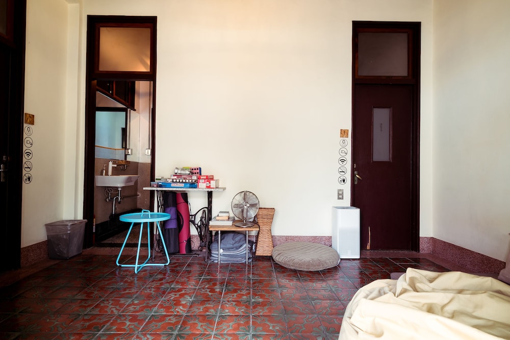 With inn Hostel 34/50