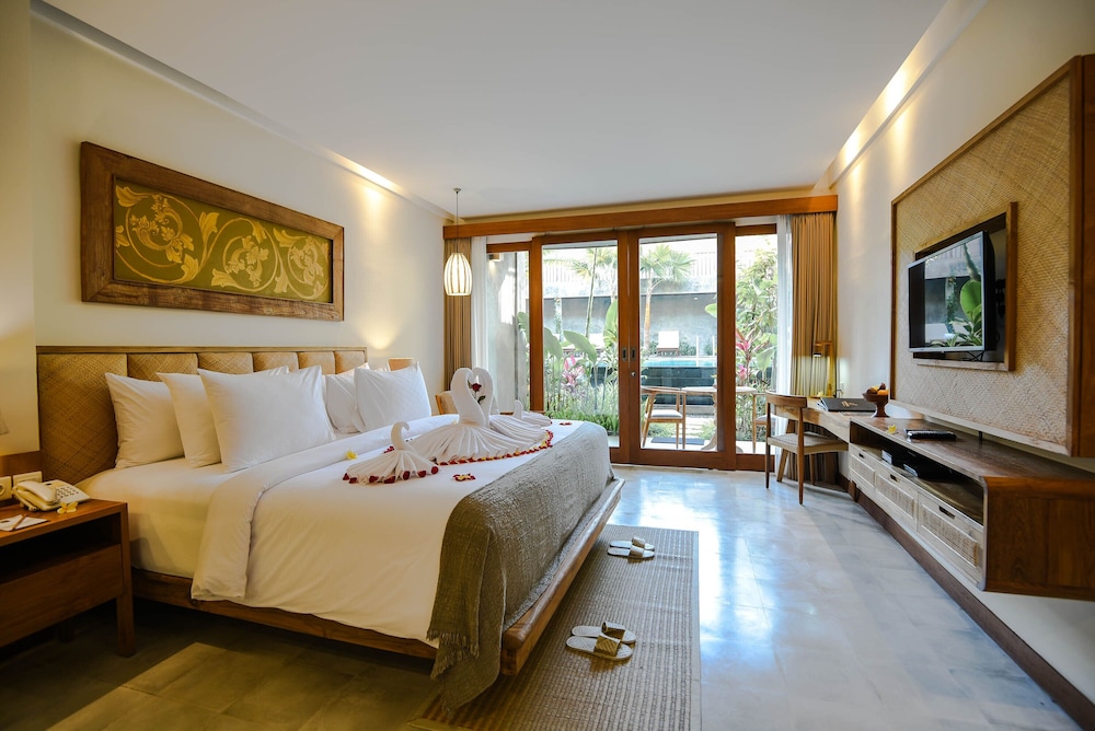 SUITE POOL ACCESS