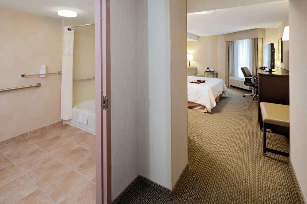 Hampton Inn & Suites Arlington Crystal City DCA 22/64