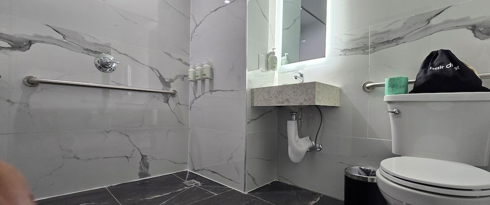 Ramada by Wyndham Brooklyn Empire Blvd 41/50