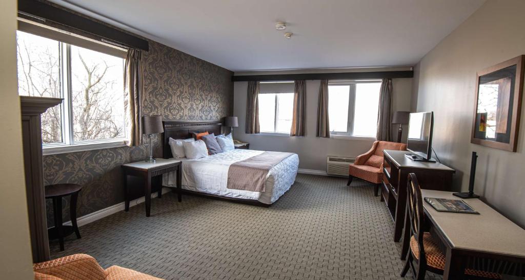 Suite, King Bed, Country View, Sofa, Living Area, Hot Tub