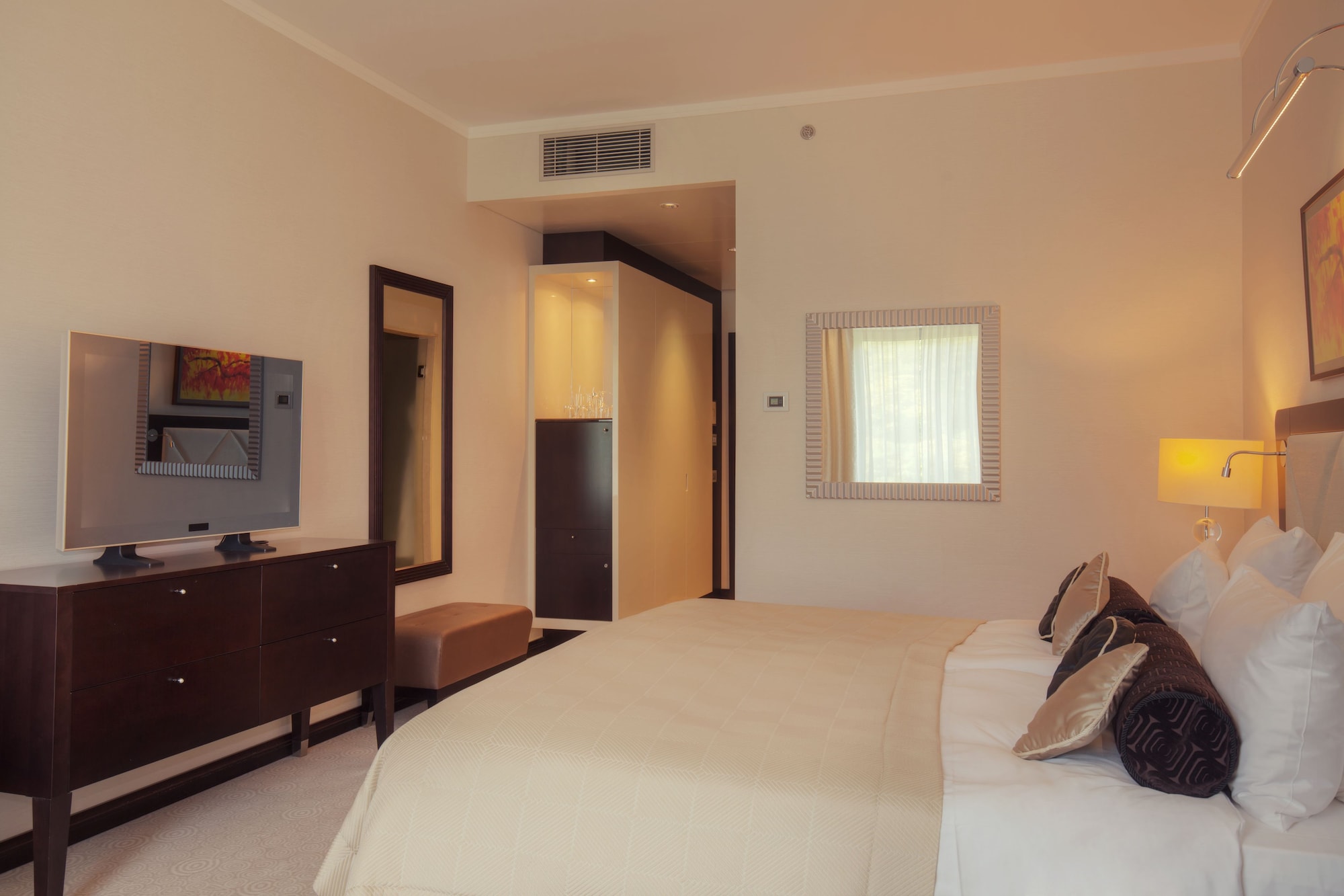 Guest Room, Twin Beds, Hill View 2/6