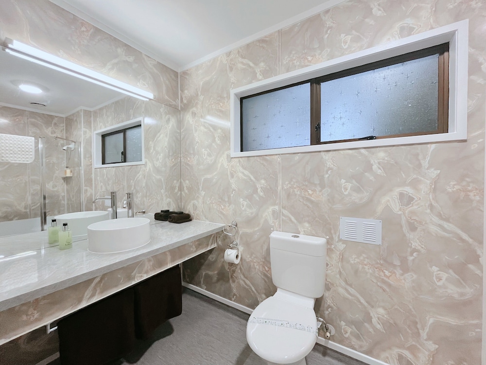 Beetham Park Motel 50/54
