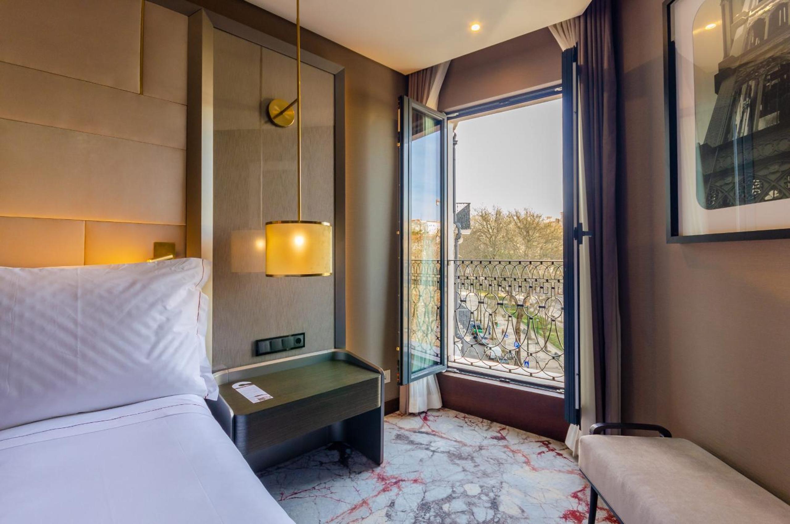 SUPERIOR, TWIN BEDS, AVENUE VIEW