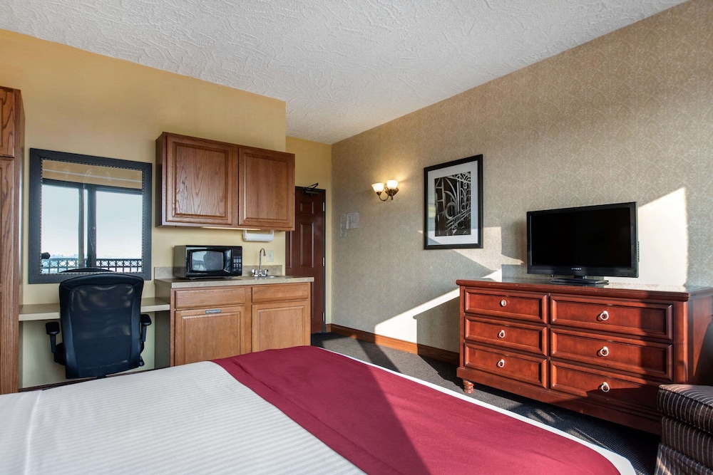 Shoreline Inn Conference Center Ascend Hotel Collection 19/45