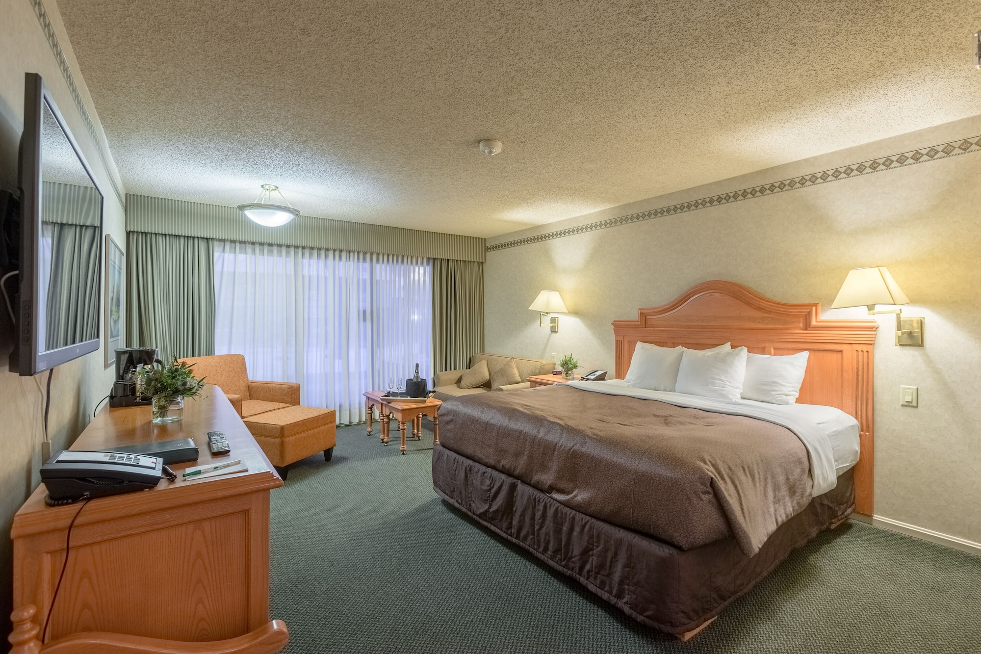 SUPERIOR, KING BED, SOFA