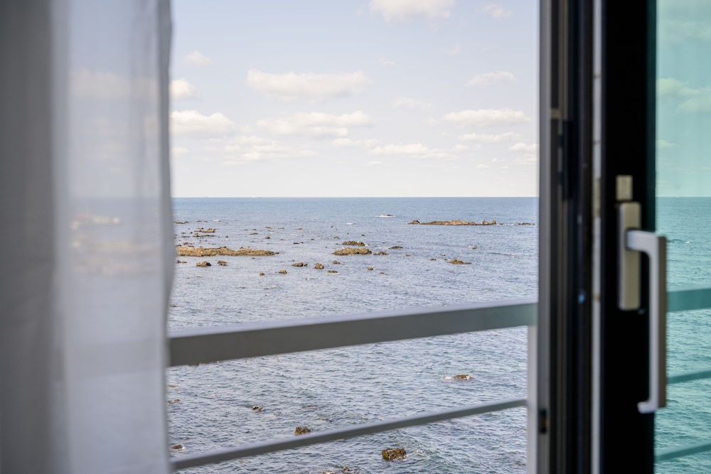 On The Sea Pension 77/80