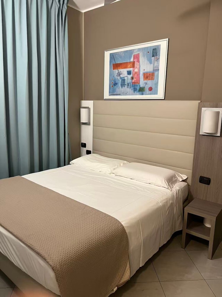 ROOM, DOUBLE BED