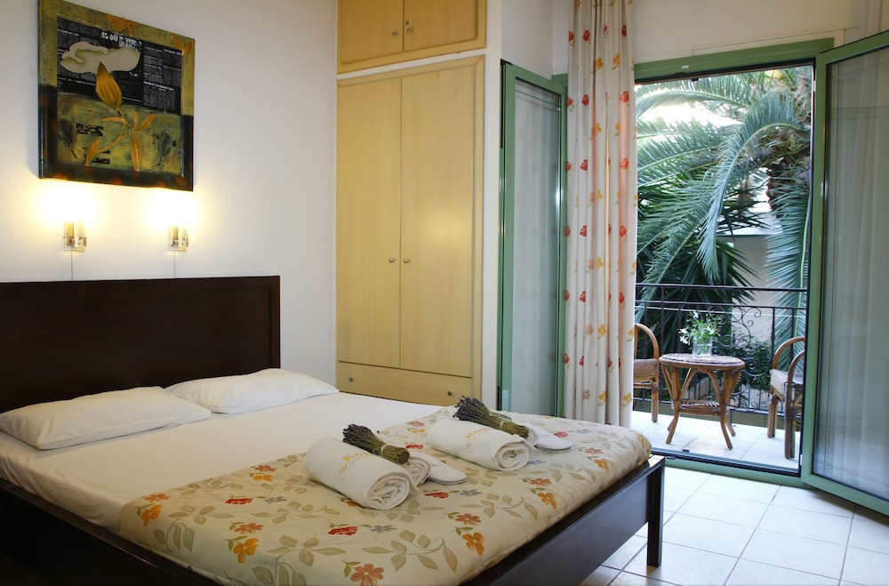 ROOM, DOUBLE BED